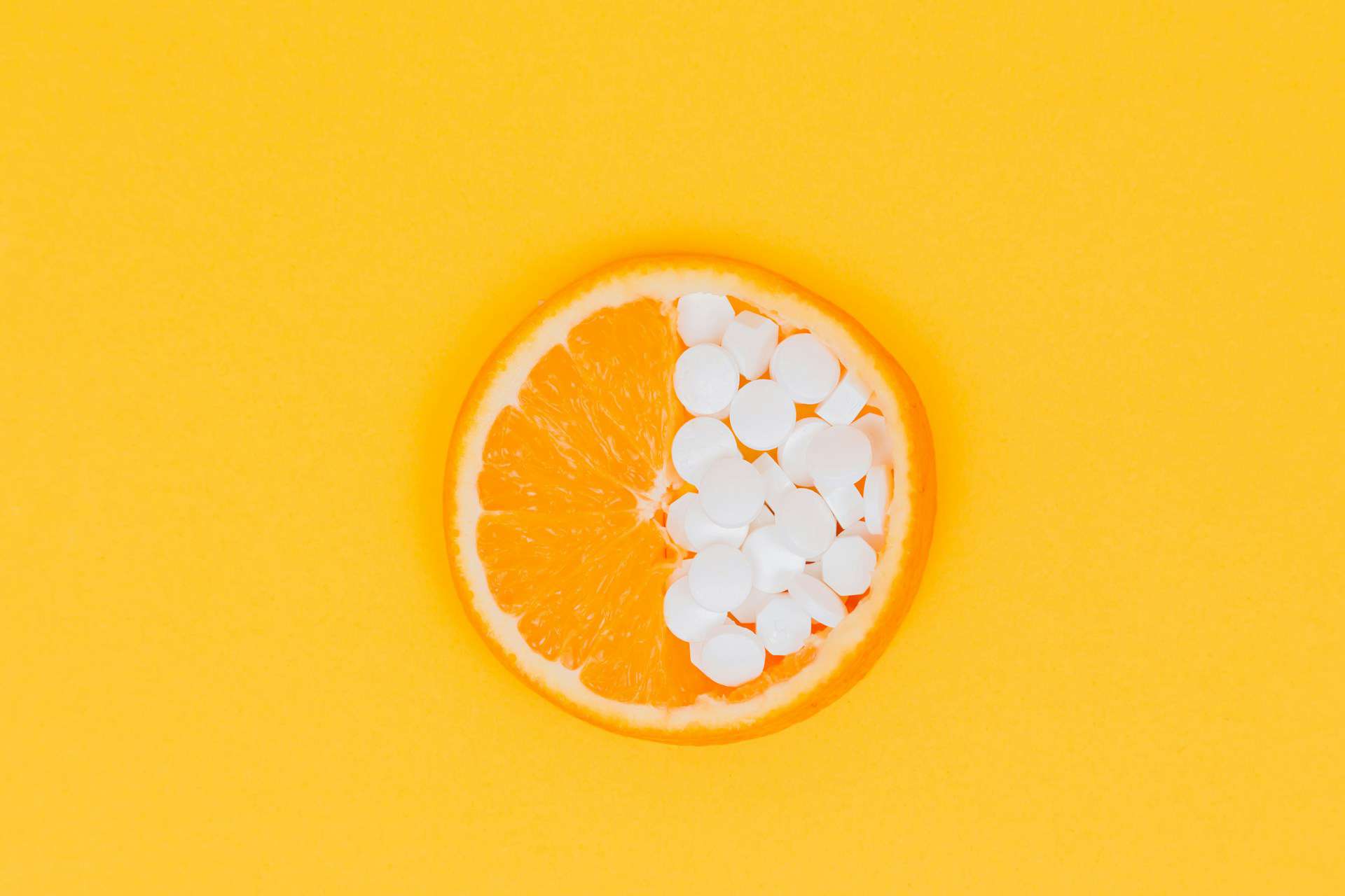 Appelsin med vitaminpiller